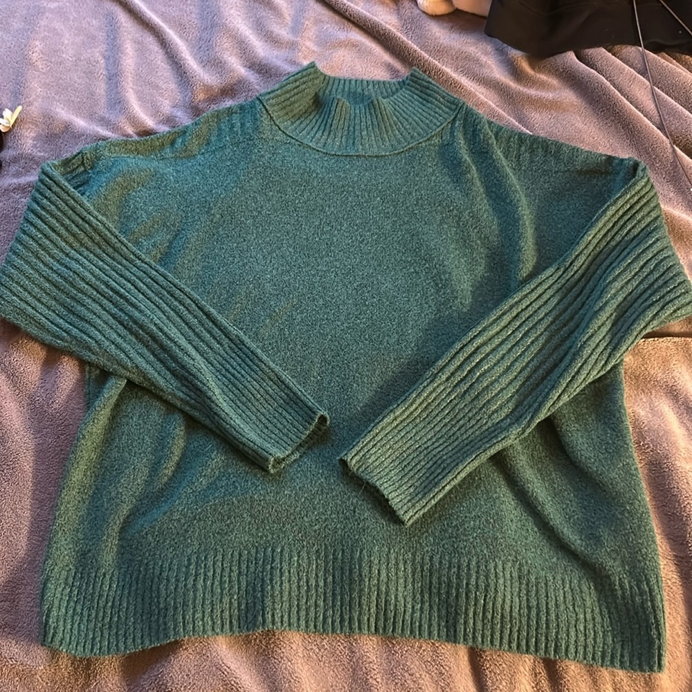 SO Green Turtleneck Sweater Size Medium - Picture 2 of 5